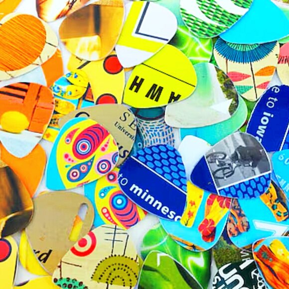 (55-PACK) HEAVY GAUGE GUITAR PICKS - MUSICIAN TOOLS ~ RANDOM MIXED REPURPOSED - Picture 1 of 2